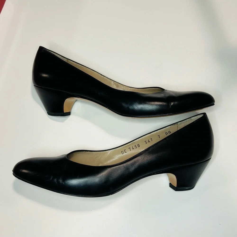 Salvatore Ferragamo Women’s Beautiful Classic 90’s Black Pump Heels Size 7AA - Picture 4 of 8